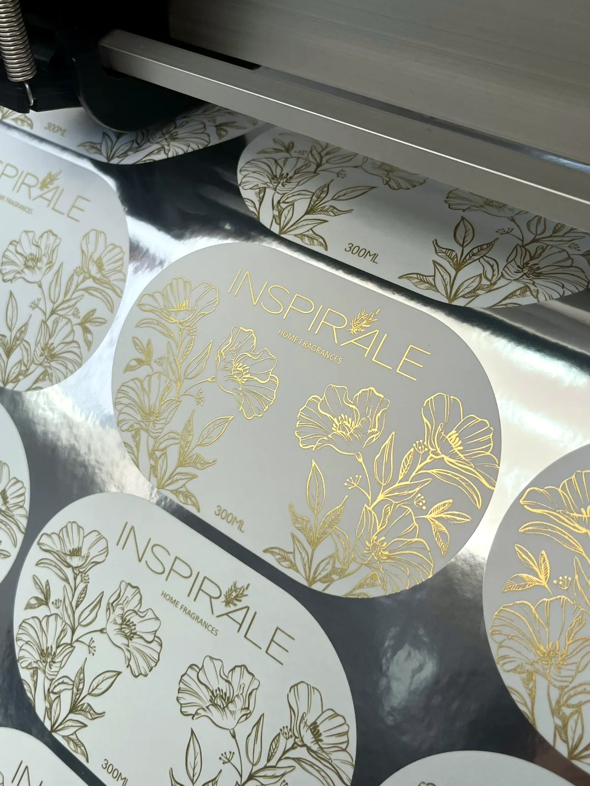 Bobina de rótulos metalizados com foil dourado