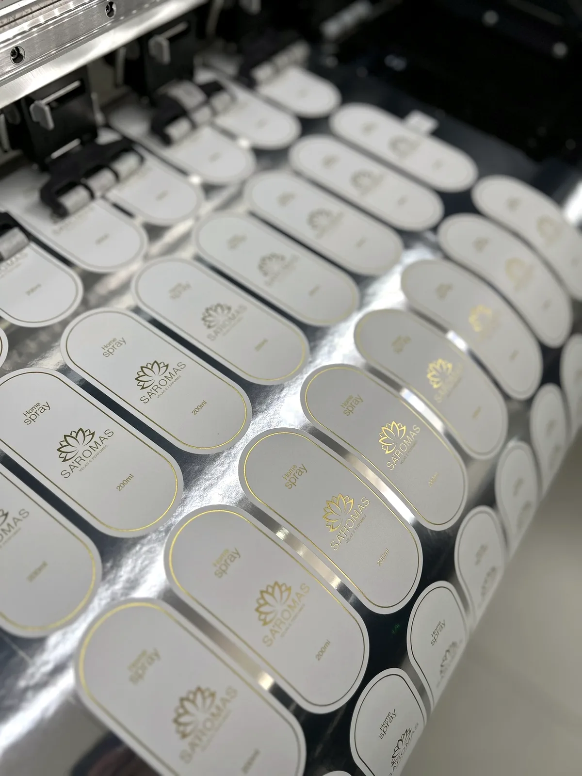Cartelas branco e dourado na máquina