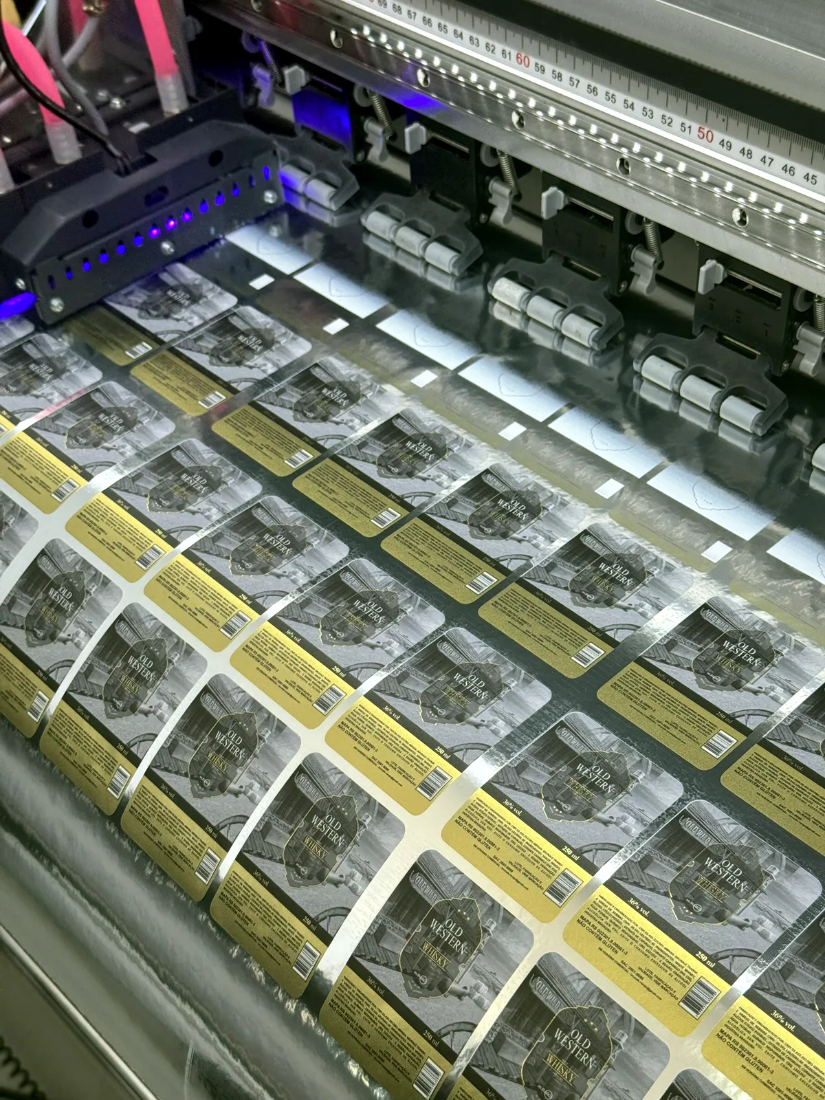 Etiquetas douradas na impressora UV